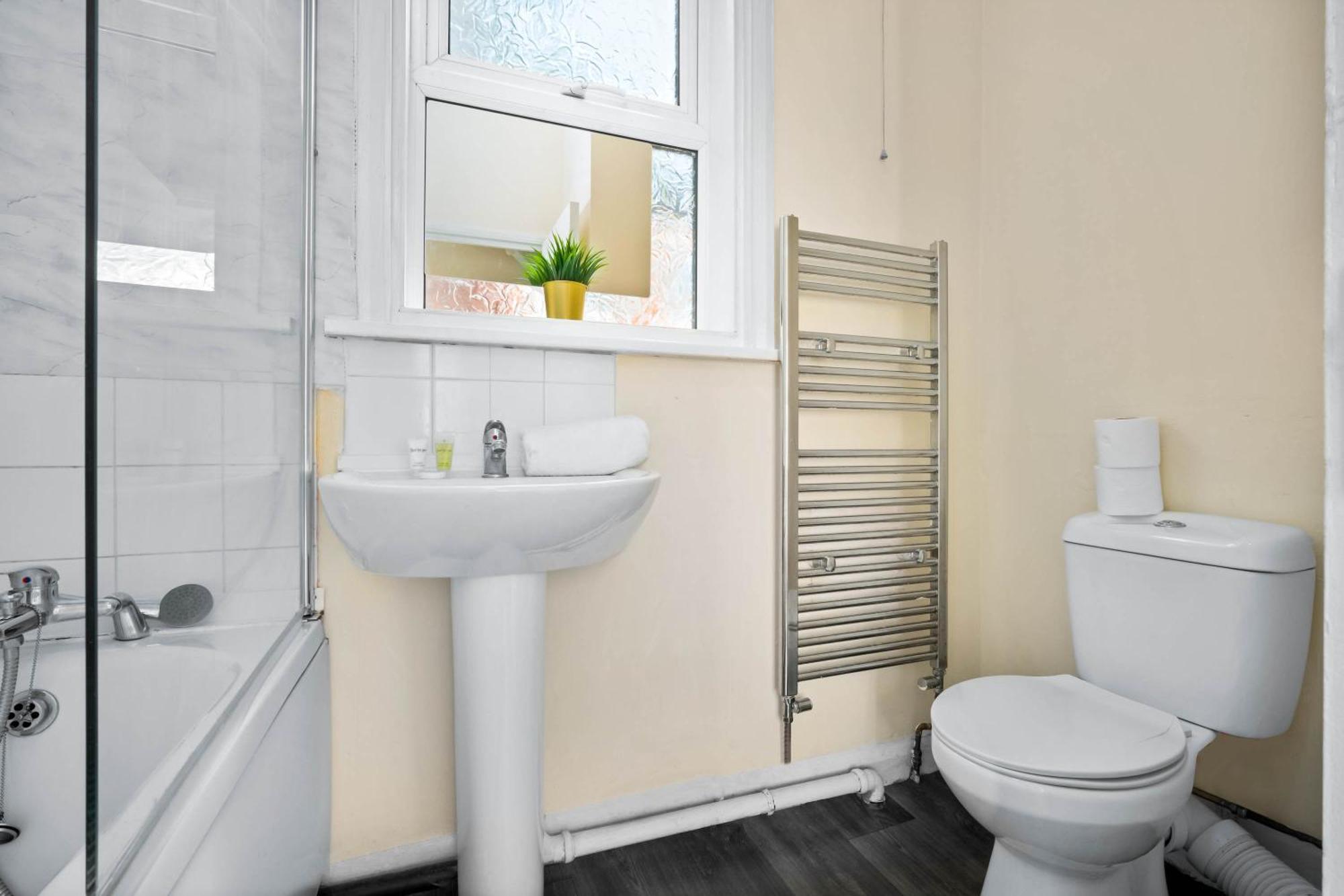Two Bedroom Apartment - Single Beds - Accommodates 3 - Street Parking - Top Rated -Wbb West Bromwich Exteriér fotografie