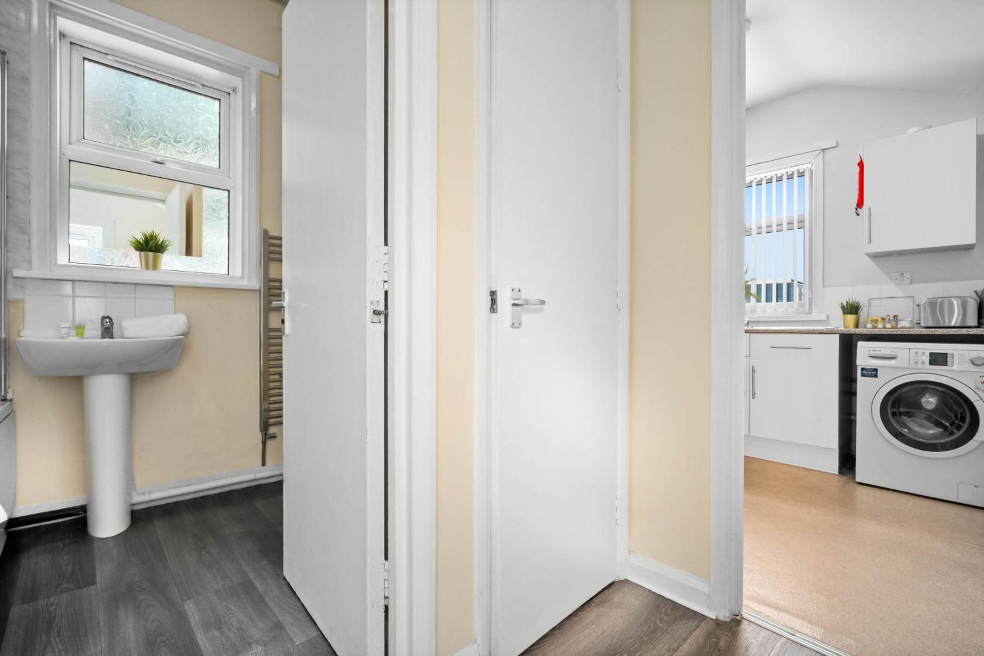 Two Bedroom Apartment - Single Beds - Accommodates 3 - Street Parking - Top Rated -Wbb West Bromwich Exteriér fotografie