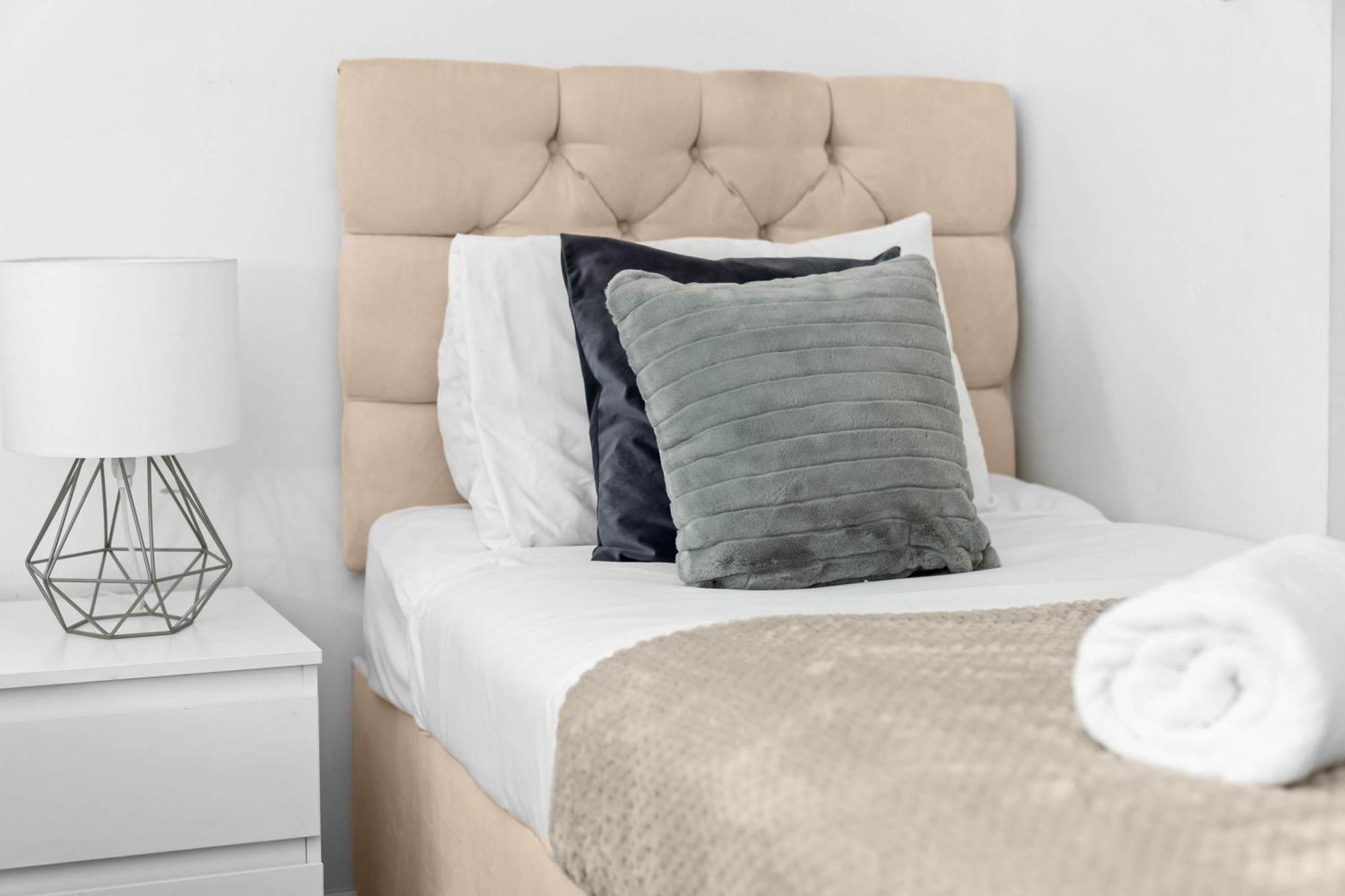 Two Bedroom Apartment - Single Beds - Accommodates 3 - Street Parking - Top Rated -Wbb West Bromwich Exteriér fotografie