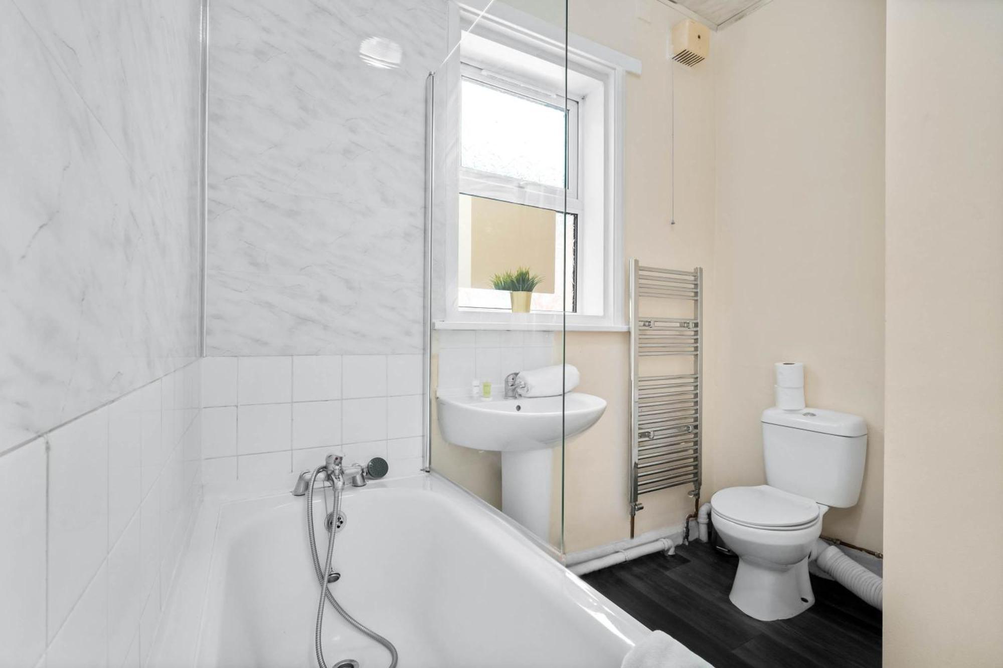 Two Bedroom Apartment - Single Beds - Accommodates 3 - Street Parking - Top Rated -Wbb West Bromwich Exteriér fotografie
