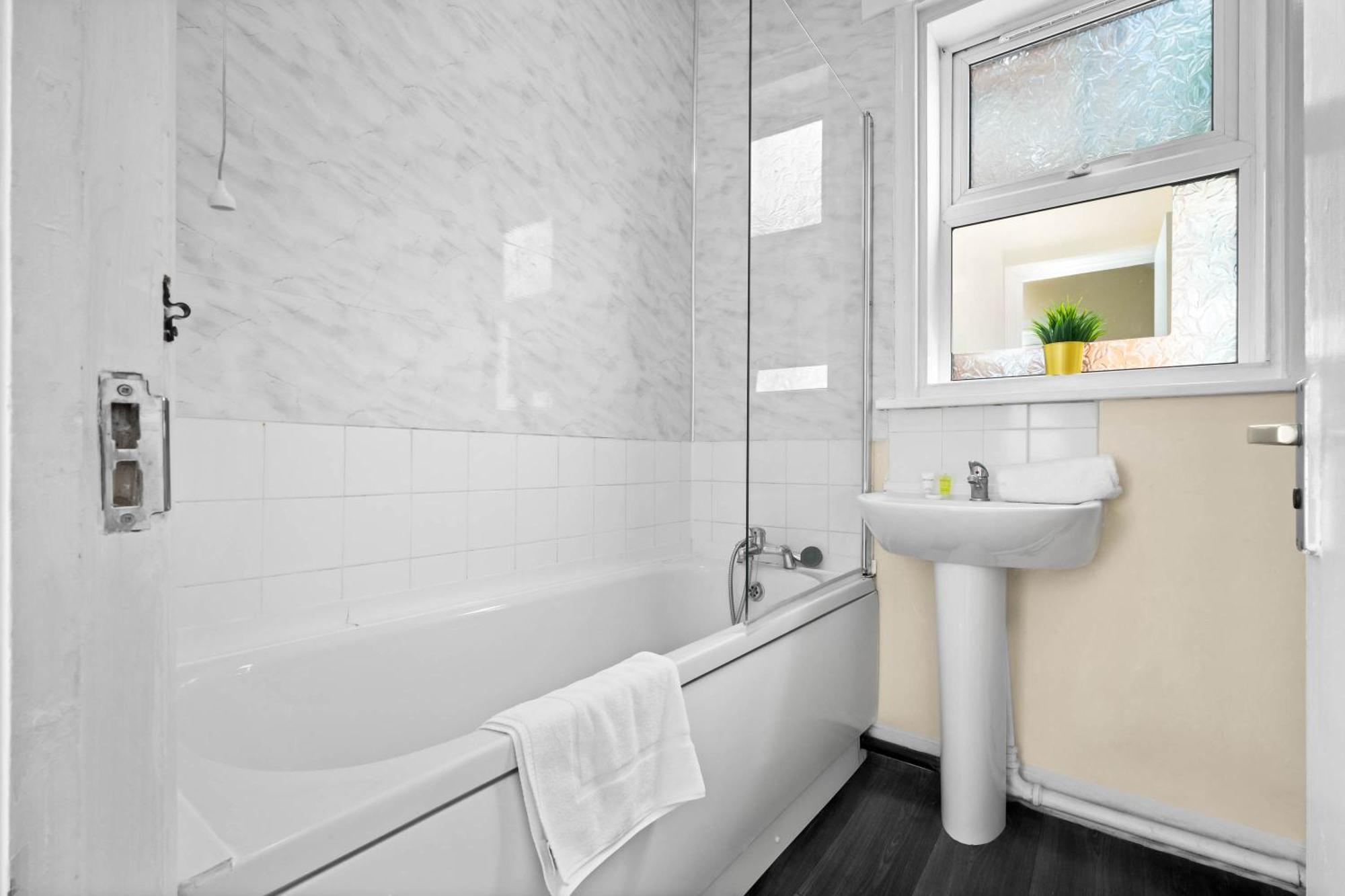 Two Bedroom Apartment - Single Beds - Accommodates 3 - Street Parking - Top Rated -Wbb West Bromwich Exteriér fotografie